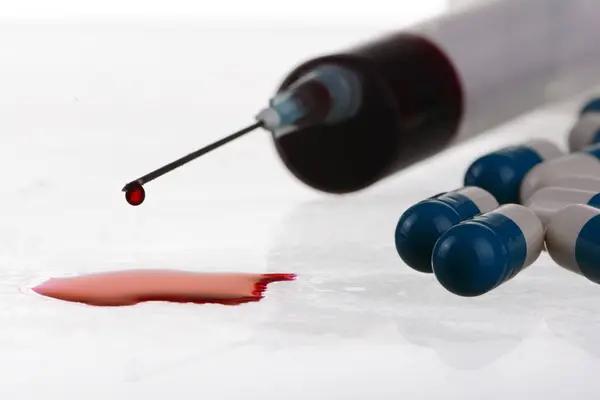 注射器からの血の滴のマクロビュー薬 薬の概念と健康への危害白地での薬物の危険性クローズアップ — ストック写真