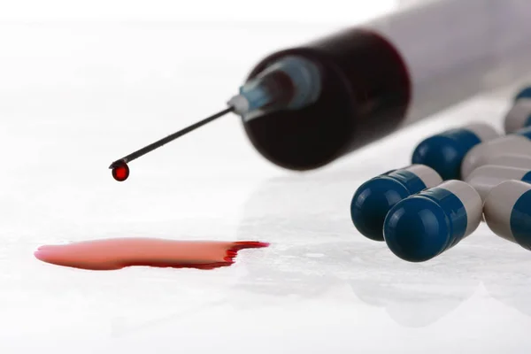 注射器からの血の滴のマクロビュー薬 薬の概念と健康への危害白地での薬物の危険性クローズアップ — ストック写真