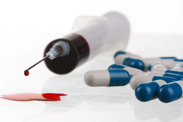 Макрознімок Краплі Крові Від Шприца Таблетками Концепція Медицини Шкоди Здоров — стокове фото