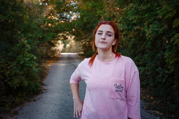 Bela Jovem Ruiva Floresta Outono Ideia Conceito Tempo Livre Felicidade — Fotografia de Stock