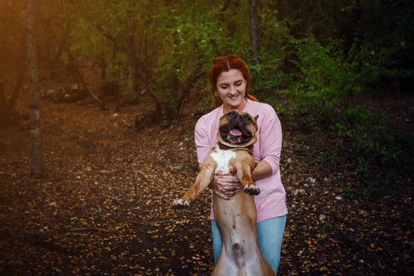 Die Rothaarige Frau Mit Ihrem Hund Hat Spaß Beim Gassigehen — Stockfoto