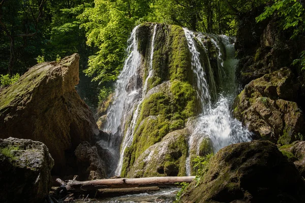 一片美丽的瀑布在热带森林深处 陡峭的高山冒险在热带雨林中 乌克兰共和国克里米亚的瀑布银色溪流 — 图库照片