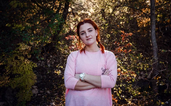 Bela Jovem Ruiva Floresta Outono Ideia Conceito Tempo Livre Felicidade — Fotografia de Stock