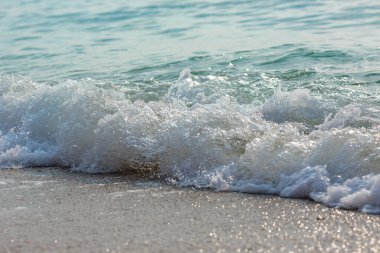 Deniz dalgaları sıçrıyor, dalgalı sular kapanıyor. Deniz dalgalarının yüzeyi, su sıçratma, köpük ve kabarcıklar yüksek gelgit ve sörf, su soyut arka plan