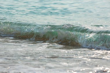 Deniz dalgaları sıçrıyor, dalgalı sular kapanıyor. Deniz dalgalarının yüzeyi, su sıçratma, köpük ve kabarcıklar yüksek gelgit ve sörf, su soyut arka plan