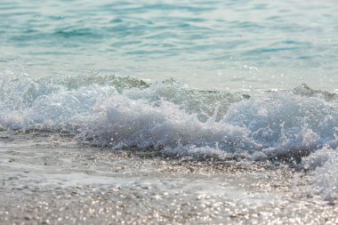 Deniz dalgaları sıçrıyor, dalgalı sular kapanıyor. Deniz dalgalarının yüzeyi, su sıçratma, köpük ve kabarcıklar yüksek gelgit ve sörf, su soyut arka plan