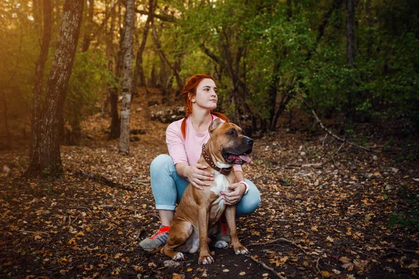 Die Rothaarige Frau Mit Ihrem Hund Hat Spaß Beim Gassigehen — Stockfoto