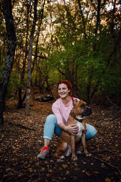 Mulher Ruiva Com Seu Cão Divertir Caminhada Ideia Conceito Tempo — Fotografia de Stock