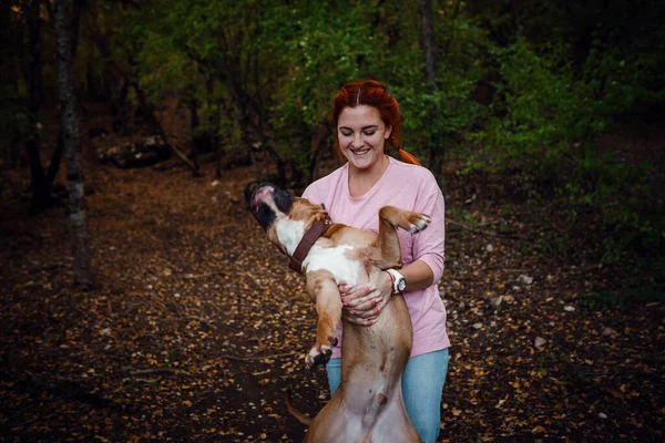 Mulher Ruiva Com Seu Cão Divertir Caminhada Ideia Conceito Tempo — Fotografia de Stock