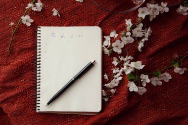 Spring bemol üst kattaki ofis çalışma alanı - kırmızı masa arkasında çay fincanı ve kiraz çiçeği dalları olan defter
