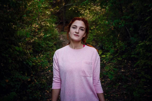 Sonbahar Ormanındaki Güzel Kızıl Saçlı Kadın Fikir Konsept Boş Zaman — Stok fotoğraf