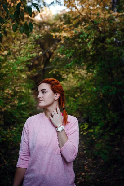 Bela Jovem Ruiva Floresta Outono Ideia Conceito Tempo Livre Felicidade — Fotografia de Stock