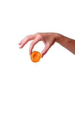 Beyaz arka planda lezzetli kayısı olan bir kadın eli. El ve tedavi için krem veya organik sağlıklı gıda fikri ve konsepti