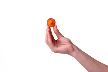 Kadın, izole edilmiş beyaz bir arka planda eriği elinde tutuyor. Sağlıklı yeme fikri ve konsepti
