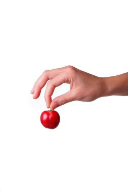 Kadın, izole edilmiş beyaz bir arka planda eriği elinde tutuyor. Sağlıklı yeme fikri ve konsepti