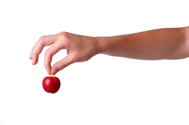 Kadın, izole edilmiş beyaz bir arka planda eriği elinde tutuyor. Sağlıklı yeme fikri ve konsepti