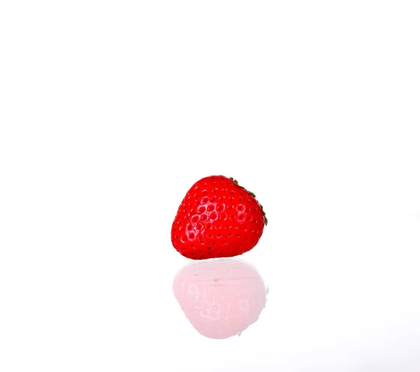Fresas Frescas Jugosas Aisladas Sobre Fondo Blanco Idea Concepto Nutrición —  Fotos de Stock