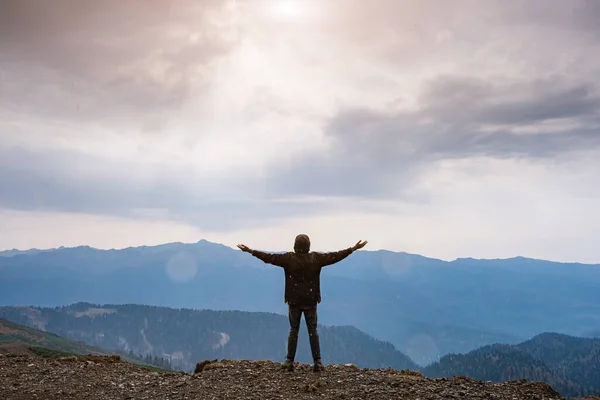 Silhouette Eines Jungen Männlichen Hipsters Den Bergen Herbst Mit Erhobenen — Stockfoto