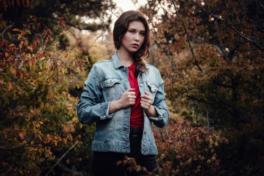 Altın sonbahar ormanında güzel bir Asyalı kadın. Yalnızlık ya da depresyon kavramı. Milenyel sorunlar ve duygularla başa çıkma.