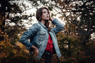 Altın sonbahar ormanında güzel bir Asyalı kadın. Yalnızlık ya da depresyon kavramı. Milenyel sorunlar ve duygularla başa çıkma.