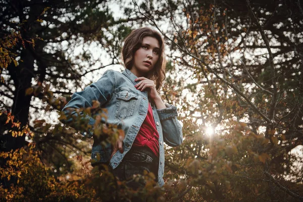 Mulher Asiática Bonita Uma Floresta Dourada Outono Conceito Solidão Depressão — Fotografia de Stock