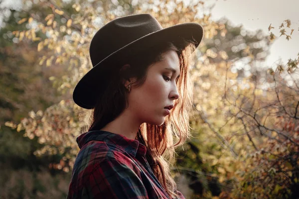 Mulher Asiática Bonita Uma Floresta Dourada Outono Conceito Solidão Depressão — Fotografia de Stock