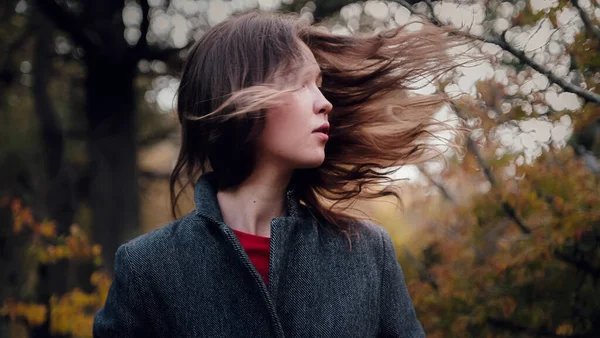 Mulher Asiática Bonita Uma Floresta Dourada Outono Conceito Solidão Depressão — Fotografia de Stock