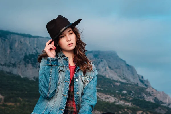 Feliz Asiático Viajante Hipster Menina Topo Montanhas Nubladas Mulher Elegante — Fotografia de Stock