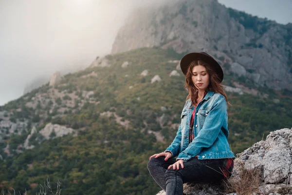 Szczęśliwy Azjatycki Podróżnik Hipster Dziewczyna Szczycie Zachmurzonych Gór Stylowa Kobieta — Zdjęcie stockowe