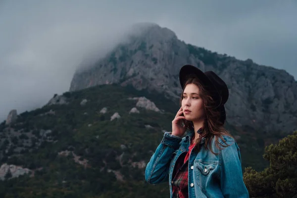 Happy Asian Traveler Hipster Girl Top Cloudy Mountains Stylish Woman — Stock Photo, Image
