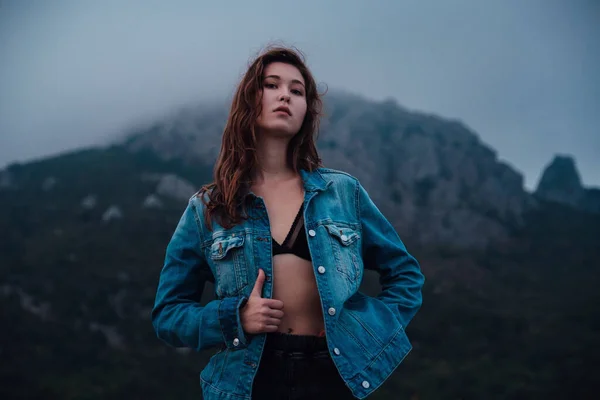 Glad Asiatisk Resenär Hipster Flicka Toppen Molniga Berg Atmosfäriskt Ögonblick — Stockfoto