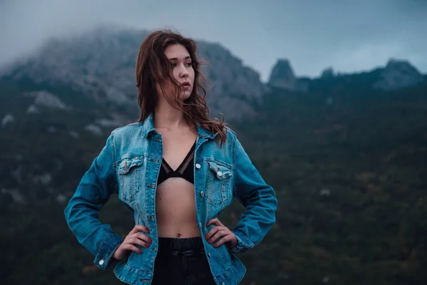 Feliz Asiático Viajante Hipster Menina Topo Montanhas Nubladas Momento Atmosférico — Fotografia de Stock