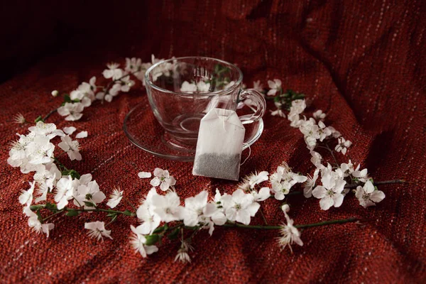 Tasse Tee Mit Teebeutel Und Kirschbrühe Auf Dem Tisch Frühling — Stockfoto