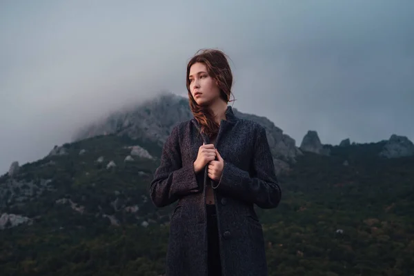 Vacker Asiatisk Kvinna Grå Rock Över Underkläder Njuter Utsikten Bergen — Stockfoto