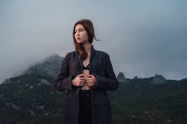 美丽的亚洲女人 身穿灰色外套 披着内衣 欣赏高山美景 高耸的山峰和蓝色的大海自由 旅行和冒险的理念和概念 — 图库照片