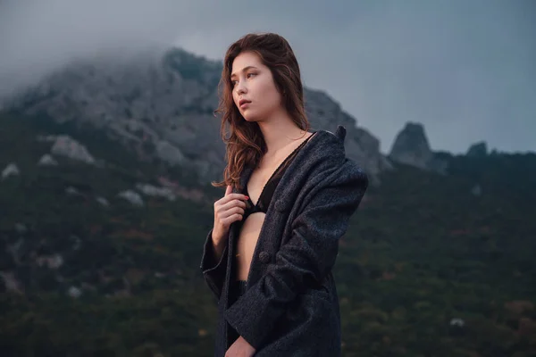 Bella Donna Asiatica Cappotto Grigio Sopra Lingerie Godendo Vista Montagna — Foto Stock