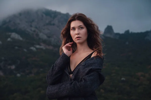 Hermosa Mujer Asiática Abrigo Gris Sobre Lencería Disfrutando Vista Las — Foto de Stock