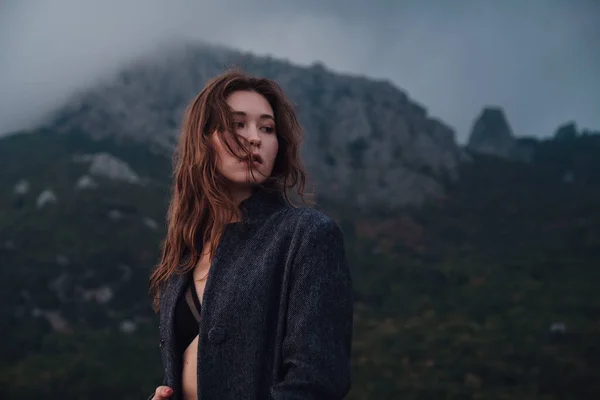 美丽的亚洲女人 身穿灰色外套 披着内衣 欣赏高山美景 高耸的山峰和蓝色的大海自由 旅行和冒险的理念和概念 — 图库照片