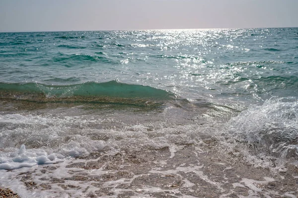 Bellissimo Mare Mezzogiorno Primavera Acqua Limpida Spiaggia Rocciosa Onde Silenziose — Foto Stock