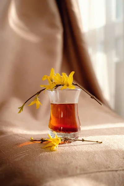 Tradiční Turecký Čaj Šálek Witk Žlutý Květ Pozadí Tkaniny Okna — Stock fotografie