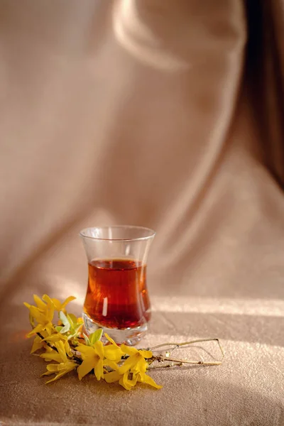 전통적 푸르스름 잔에는 노란색 침묵의 아이디어와 — 스톡 사진