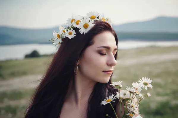 Hermosa Mujer Morena Joven Vestido Blanco Corona Flores Disfrutando Primavera — Foto de Stock