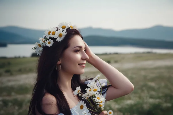 Mulher Morena Jovem Bonita Vestido Branco Coroa Flores Desfrutando Primavera — Fotografia de Stock