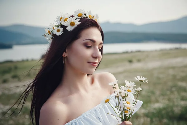 Mulher Morena Jovem Bonita Vestido Branco Coroa Flores Desfrutando Primavera — Fotografia de Stock