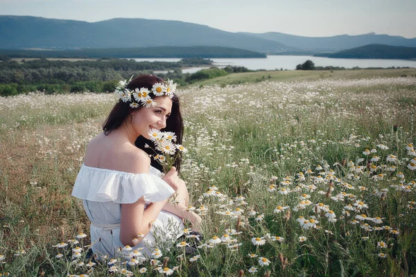 Hermosa Joven Morena Vestido Blanco Está Disfrutando Primavera Campo Margaritas —  Fotos de Stock