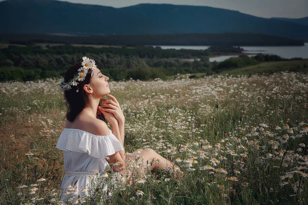Mulher Morena Jovem Bonita Vestido Branco Está Desfrutando Primavera Campo — Fotografia de Stock