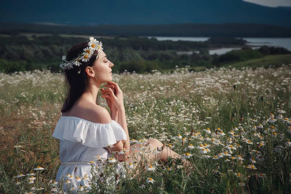 Bella Giovane Donna Bruna Abito Bianco Sta Godendo Primavera Campo — Foto Stock