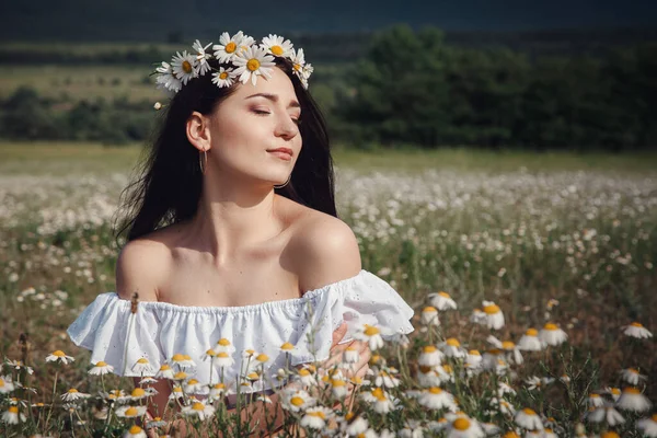 Schöne Junge Brünette Frau Einem Weißen Kleid Genießt Den Frühling — Stockfoto