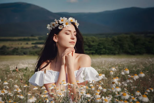 Mulher Morena Jovem Bonita Vestido Branco Está Desfrutando Primavera Campo — Fotografia de Stock