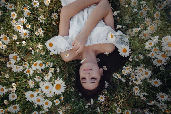 Beautiful Young Brunette Woman White Dress Enjoying Spring Field Daisies — Stock Photo, Image